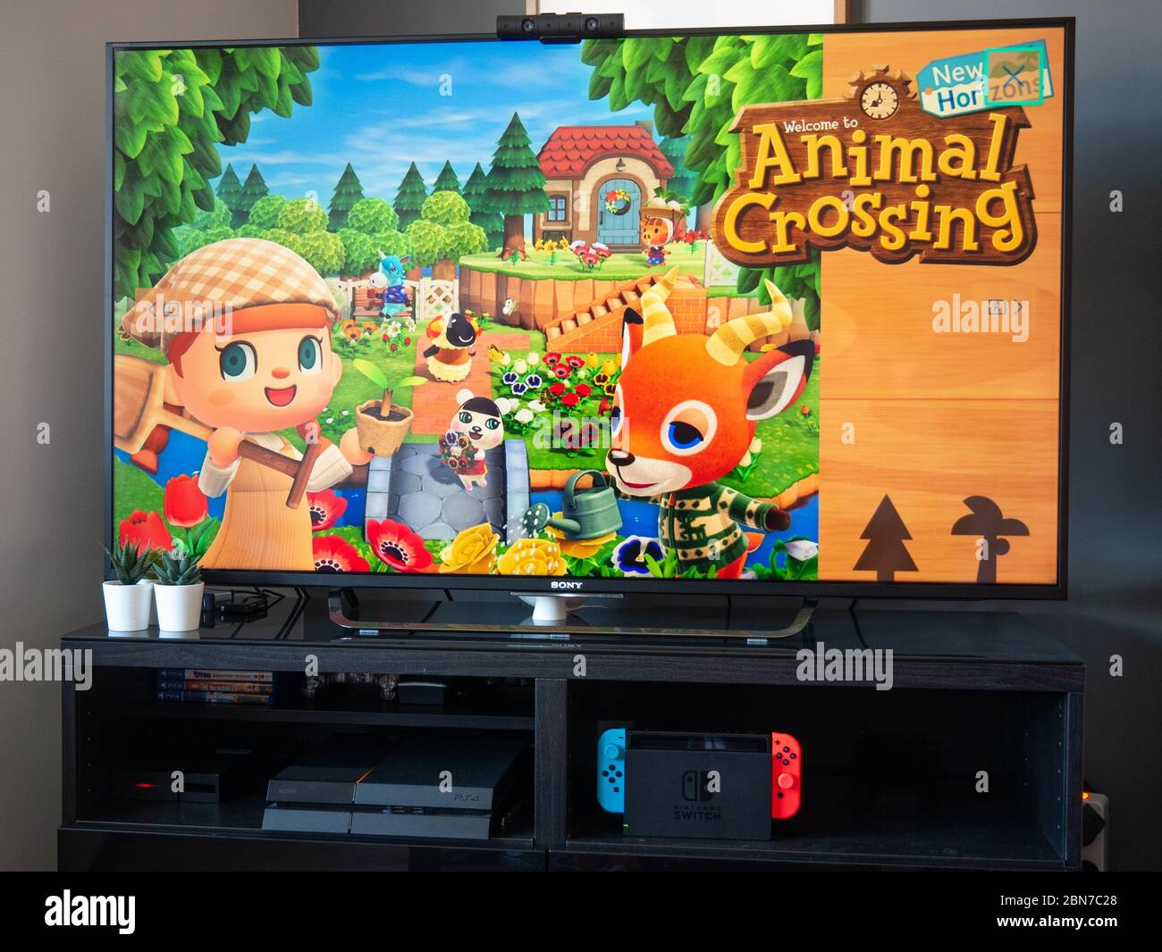 Mai 2020, Royaume-Uni: Nintendo Switch animal croisant de nouveaux horizons  sur la tv installé Photo Stock - Alamy