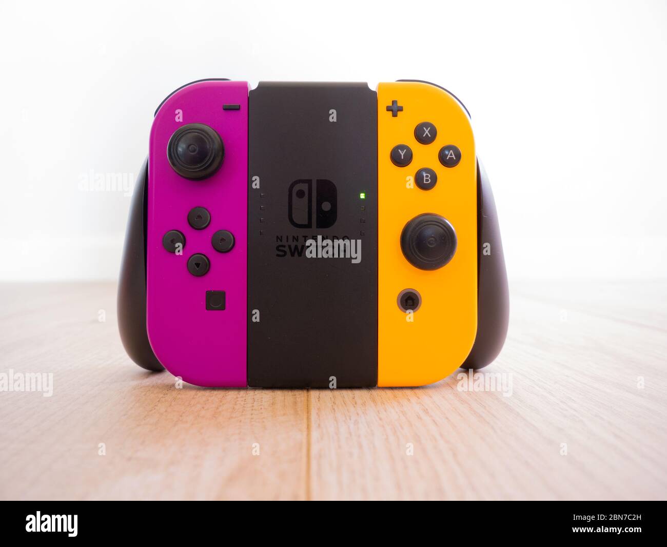 Mai 2020, Royaume-Uni: Manette de commande Nintendo avec manette de jeu à  distance orange et violet Photo Stock - Alamy