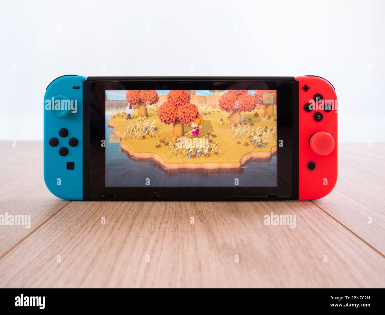 Mai 2020, Royaume-Uni: Console de jeux Nintendo Switch animaux croisant de  nouveaux horizons sur parquet blanc studio Photo Stock - Alamy