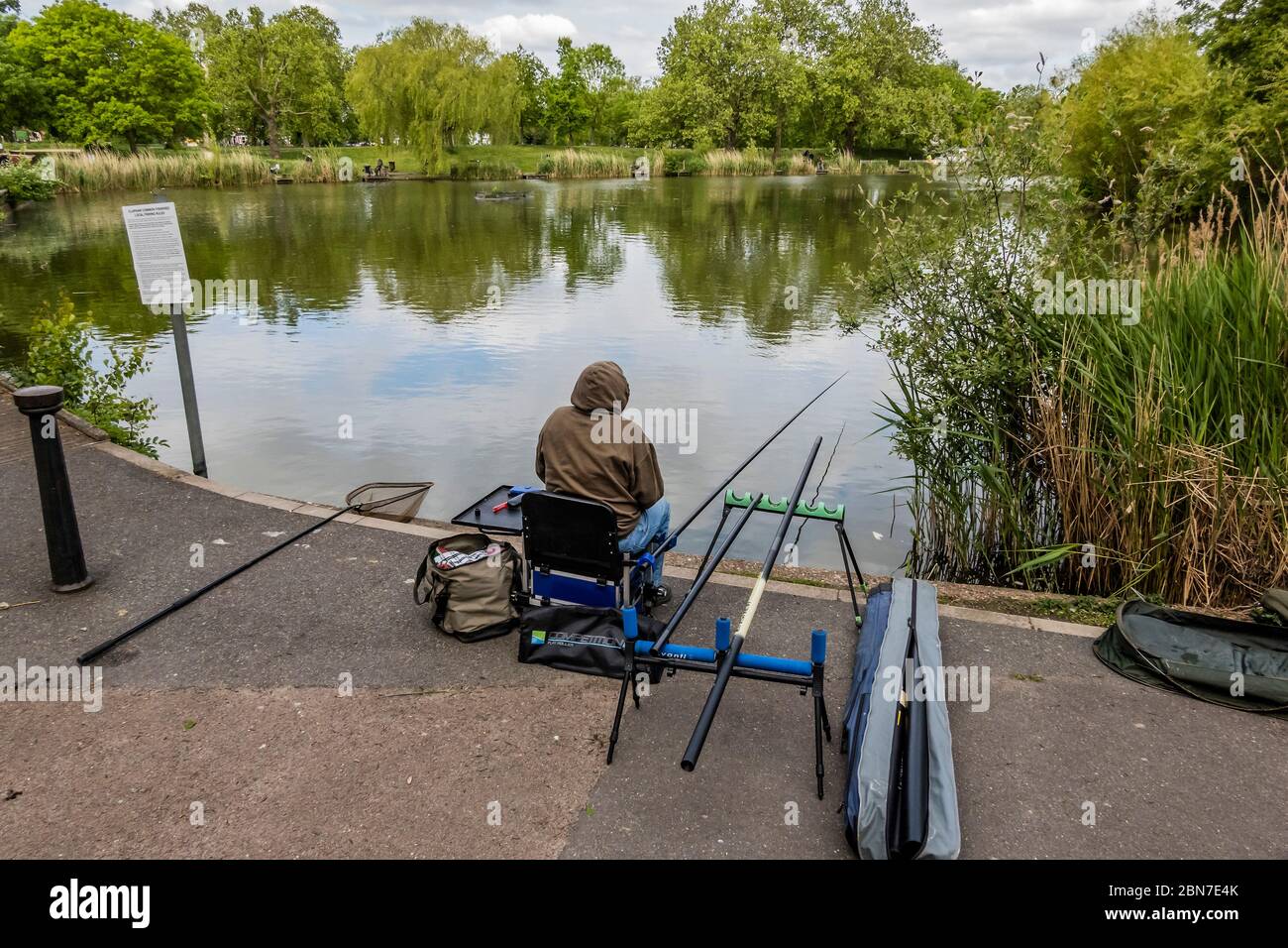 Londres, Royaume-Uni. 13 mai 2020. La pêche à la ligne revient au commun autour du Mont Pond à côté de Windmill Drive - Clapham Common a commencé à revenir à une certaine forme de normalité le jour des restrictions imposées par le gouvernement - le Conseil de Lambeth a enlevé la plupart des panneaux et des bandes qui ont empêché les gens de se mettre sur des bancs. Le « verrouillage » se poursuit pour l'épidémie du coronavirus (Covid 19) à Londres. Crédit : Guy Bell/Alay Live News Banque D'Images