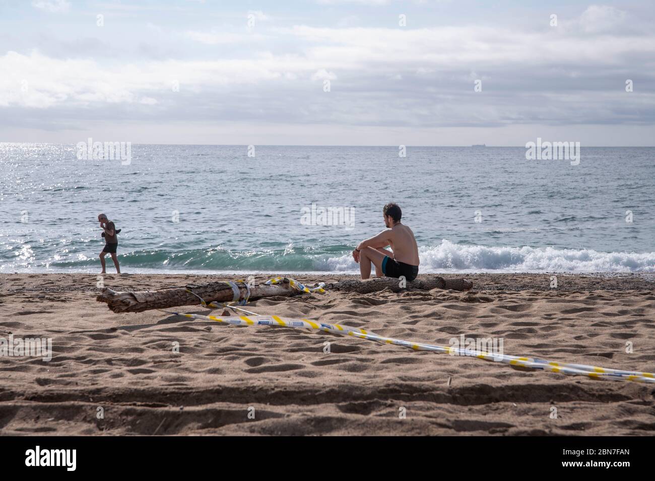 Un homme regarde la mer à la plage de Barceloneta, Barcelone, Espagne, le 12 mai 2020. A partir du 7, les gens ont été autorisés à aller faire des sports individuels et à marcher avec les gens qui vivent ensemble. À partir du 11, les plages ont également été activées pour le même but. La ville continue néanmoins de rester au stade zéro de la décompression progressive des restrictions de confinement. Dans le même temps, dans d'autres régions du pays, la phase 1 a été activée. L'Espagne est confrontée au 59ème jour de l'état d'urgence dû à la pandémie du coronavirus. (Photo de Carmen Molina/Sipa USA) Banque D'Images