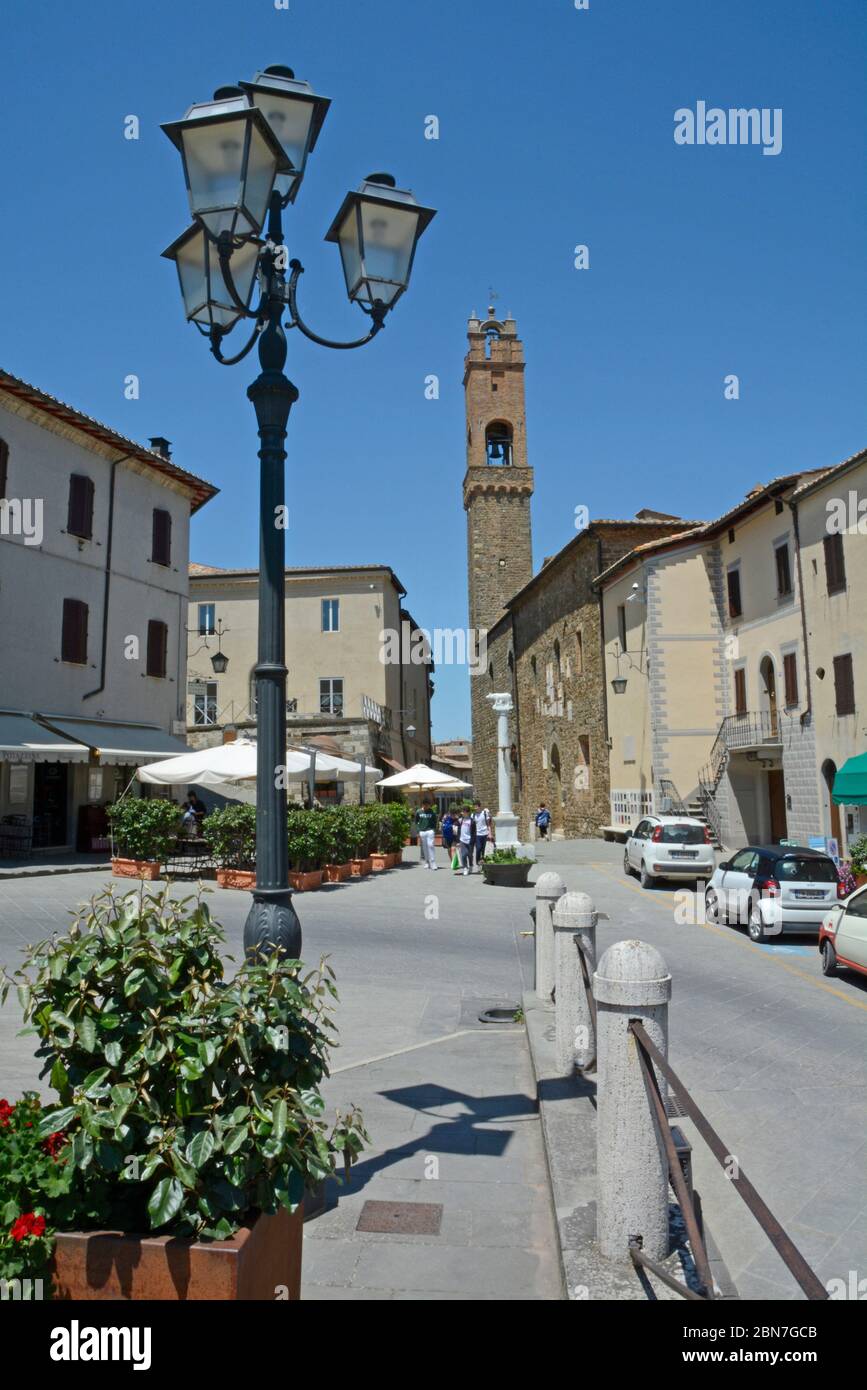 Scène de rue à Montalcino, Toscane, Italie Banque D'Images