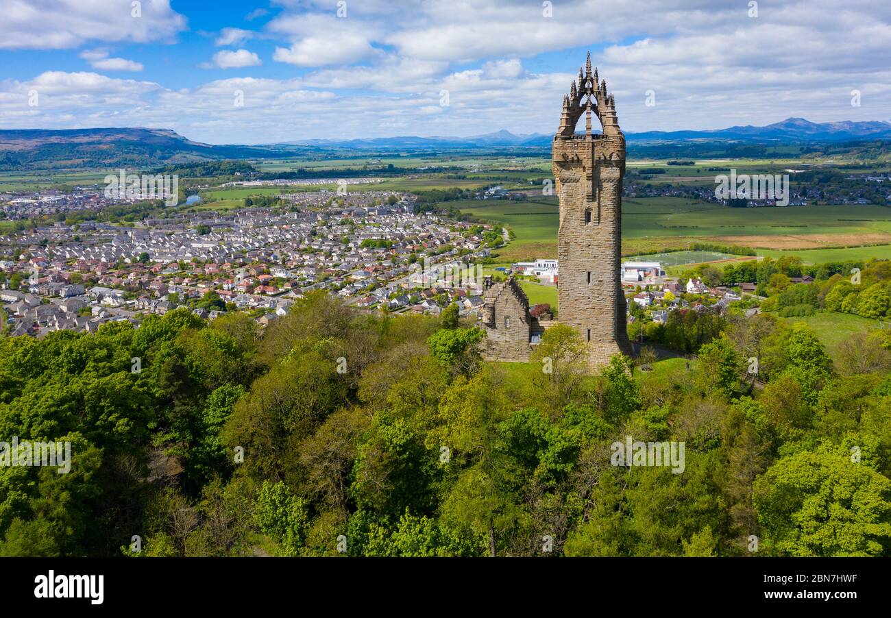 Vue aérienne de la tour du Monument national de Wallace fermée en raison de l'isolement de Covid-19 à l'abbaye de Craig, Stirling, Écosse, Royaume-Uni Banque D'Images