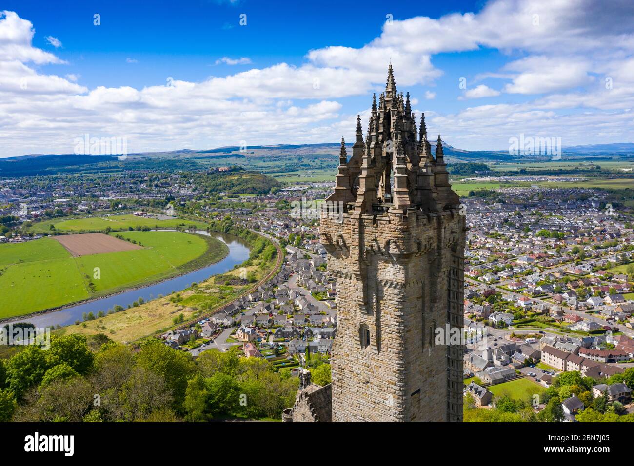 Vue aérienne de la tour du Monument national de Wallace fermée en raison de l'isolement de Covid-19 à l'abbaye de Craig, Stirling, Écosse, Royaume-Uni Banque D'Images