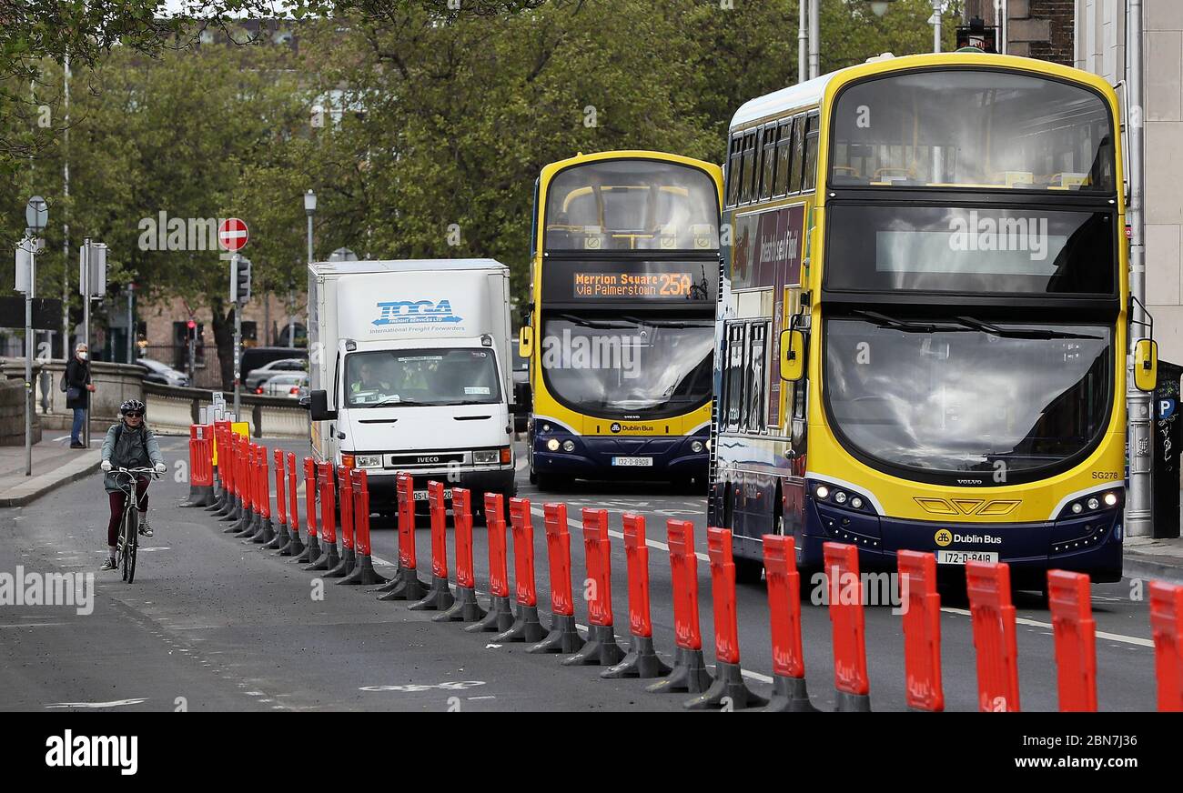 Un cycliste utilise les nouvelles voies du côté nord des quais du centre-ville de Dublin. Banque D'Images