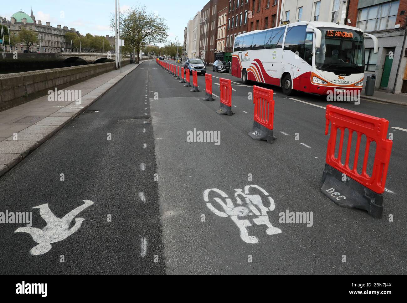 Vue sur les nouvelles pistes cyclables et piétonnes du côté nord des quais du centre-ville de Dublin. Banque D'Images