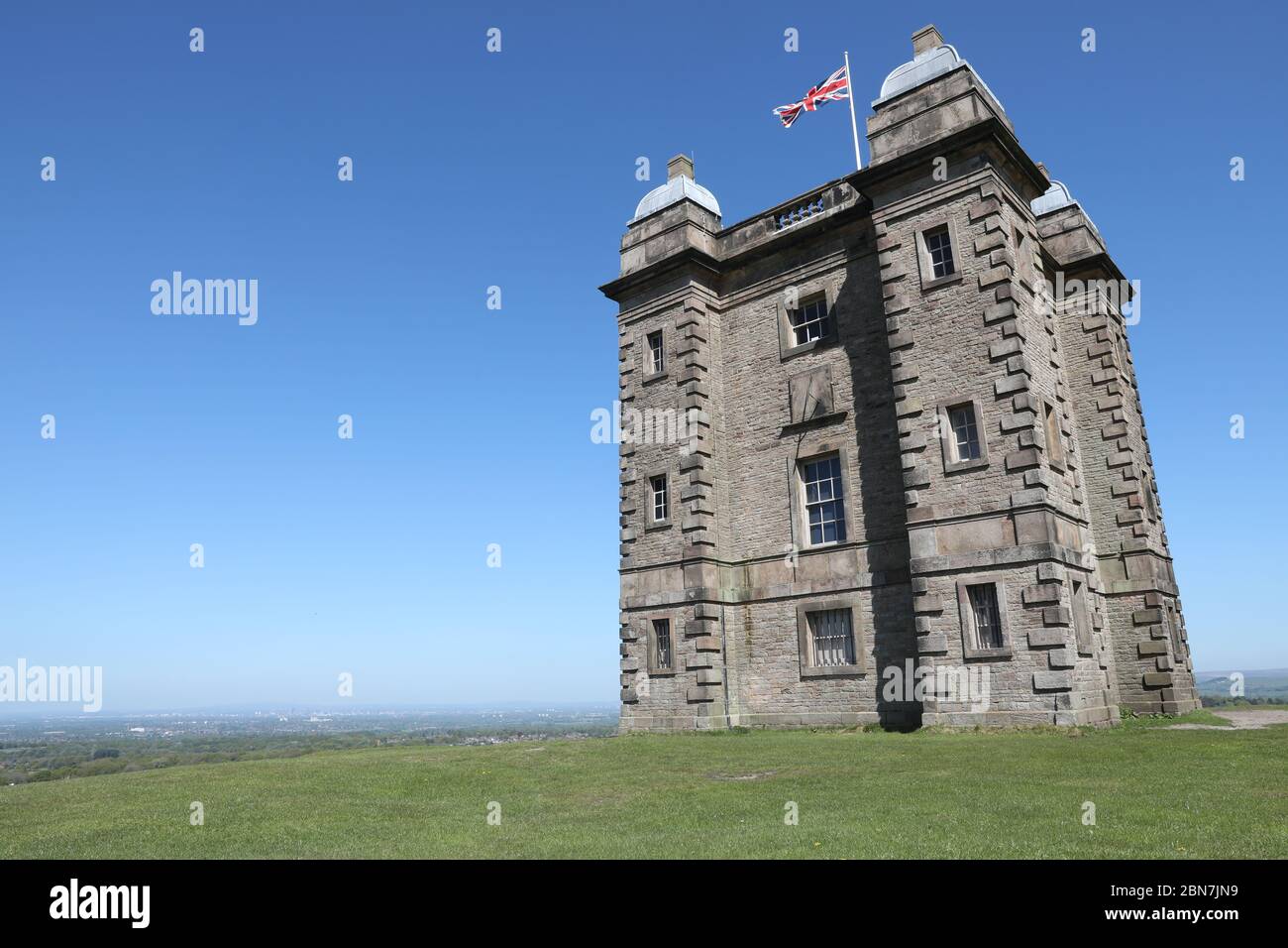 Cage de parc de Lyme avec l'Union Jack drapeau Bleu ciel paysage Banque D'Images