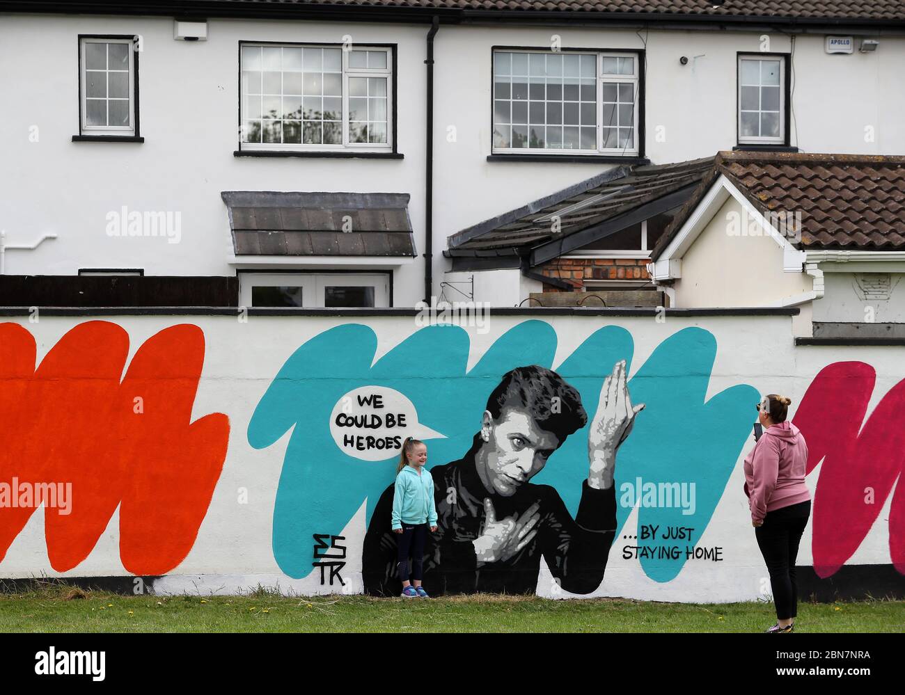 Lorna Mullins et sa fille Penny Mullins (6) prennent des photos avec la fresque de David Bowie, artiste irlandais Emmalene Blake, dans le sud de Dublin. C'est la dernière de la série « Stay at Home » de l'artiste de Dublin qui encourage les gens à s'en tenir à la distanciation sociale. D'autres artistes ont été présentés, notamment Dua Lipa, Robyn et Cardi B. Banque D'Images