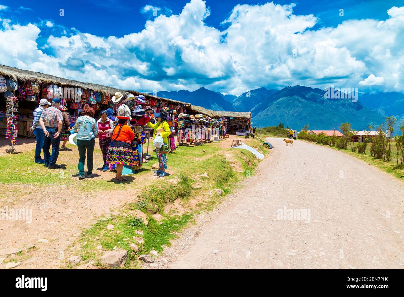 Boutiques de souvenirs touristiques péruviennes à Moray, Vallée Sacrée, Pérou Banque D'Images