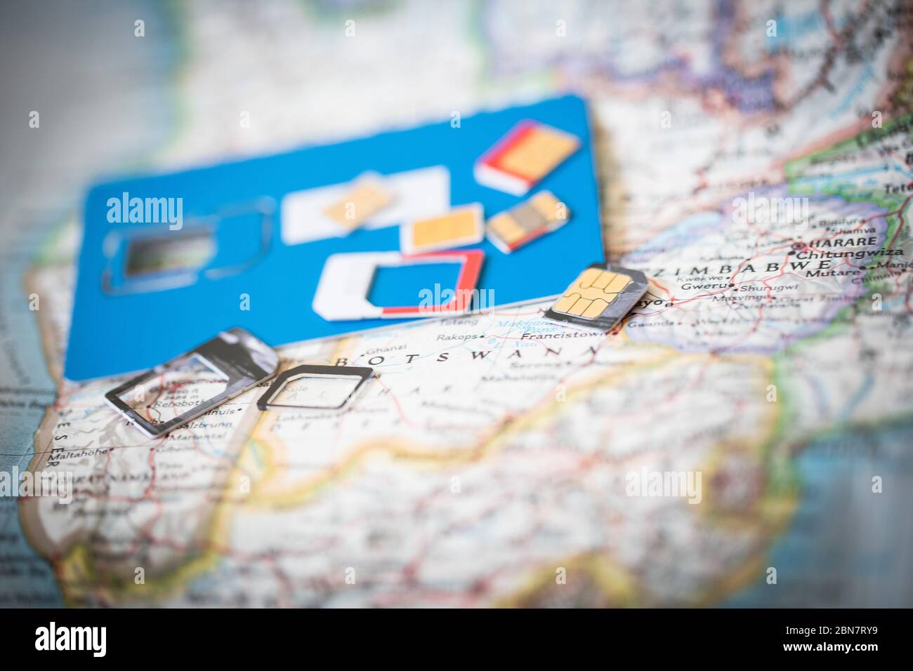 Gros plan sur une carte SIM ; les voyageurs peuvent échanger des cartes sim par pays pour rester en communication tout en maintenant des coûts bas. Banque D'Images