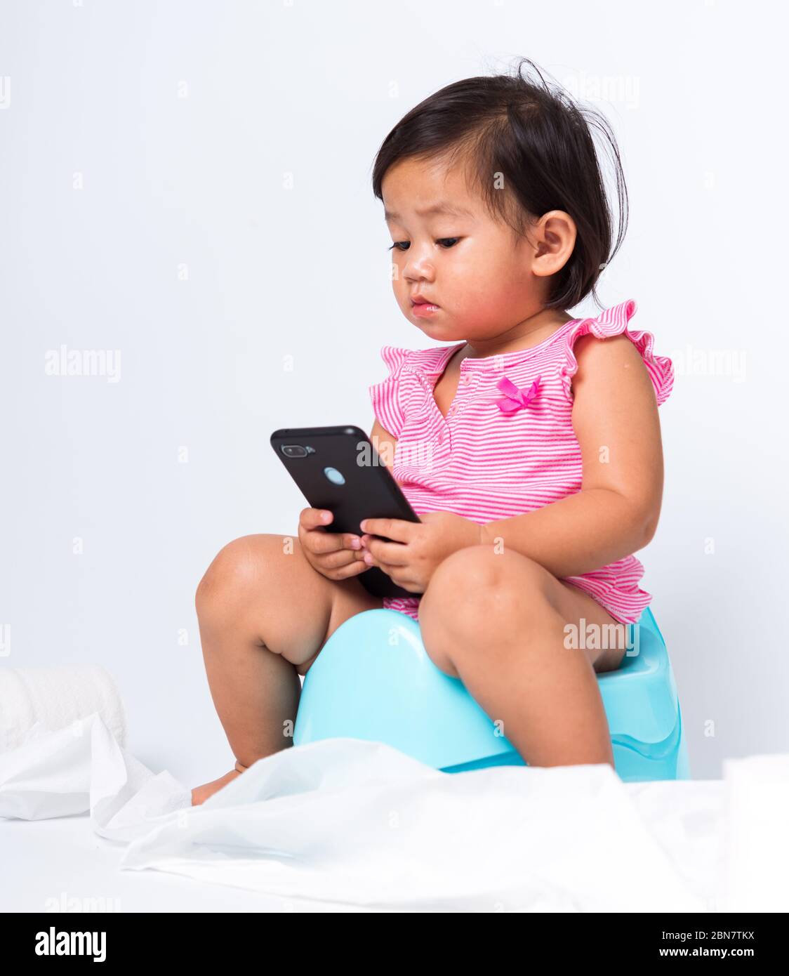 Asiatique Petite Mignonne Bebe Fille Education Entrainement A S Asseoir Sur Pot Bleu De Chambre Ou Pot Et Jouer Smartphone Mobile Avec Des Rouleaux De Papier De Toilette Goujon Photo Stock Alamy Asiatique Petite Mignonne Bebe Fille Education Entrainement A S Asseoir Sur Pot Bleu De Chambre Ou Pot Et Jouer Smartphone Mobile Avec Des Rouleaux De Papier De Toilette Goujon Photo Stock Alamy