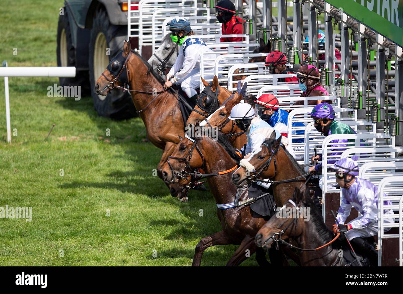 Feature, jockeys sur vos chevaux au départ, boîte de départ, machine de départ, action, course de chevaux, jour de course à l'hippodrome de Raffelberg, le 9 mai 2020 à Muelheim an der Ruhr / Allemagne. Â | utilisation dans le monde entier Banque D'Images