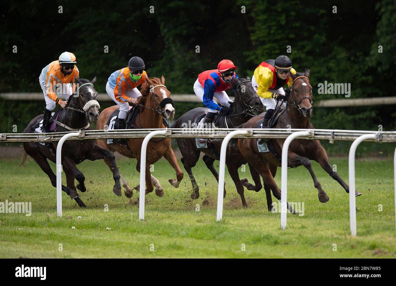 Feature, foule, champ d'action, courbe, course 4ème prix de Heissen, catégorie F, course hippique, jour de course à l'hippodrome de Raffelberg, le 9 mai 2020 à Muelheim an der Ruhr / Allemagne. Â | utilisation dans le monde entier Banque D'Images