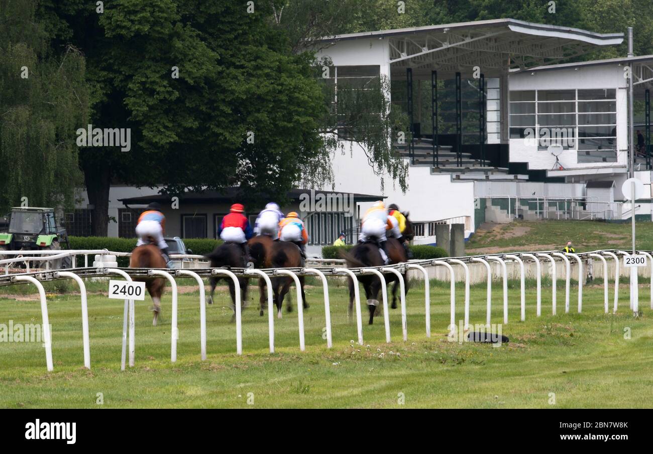 Feature, le terrain sur la maison directement photographié de l'arrière, derrière lui un stand vide, course de chevaux, jour de course à l'hippodrome de Raffelberg, le 9 mai 2020 à Muelheim an der Ruhr / Allemagne. Â | utilisation dans le monde entier Banque D'Images