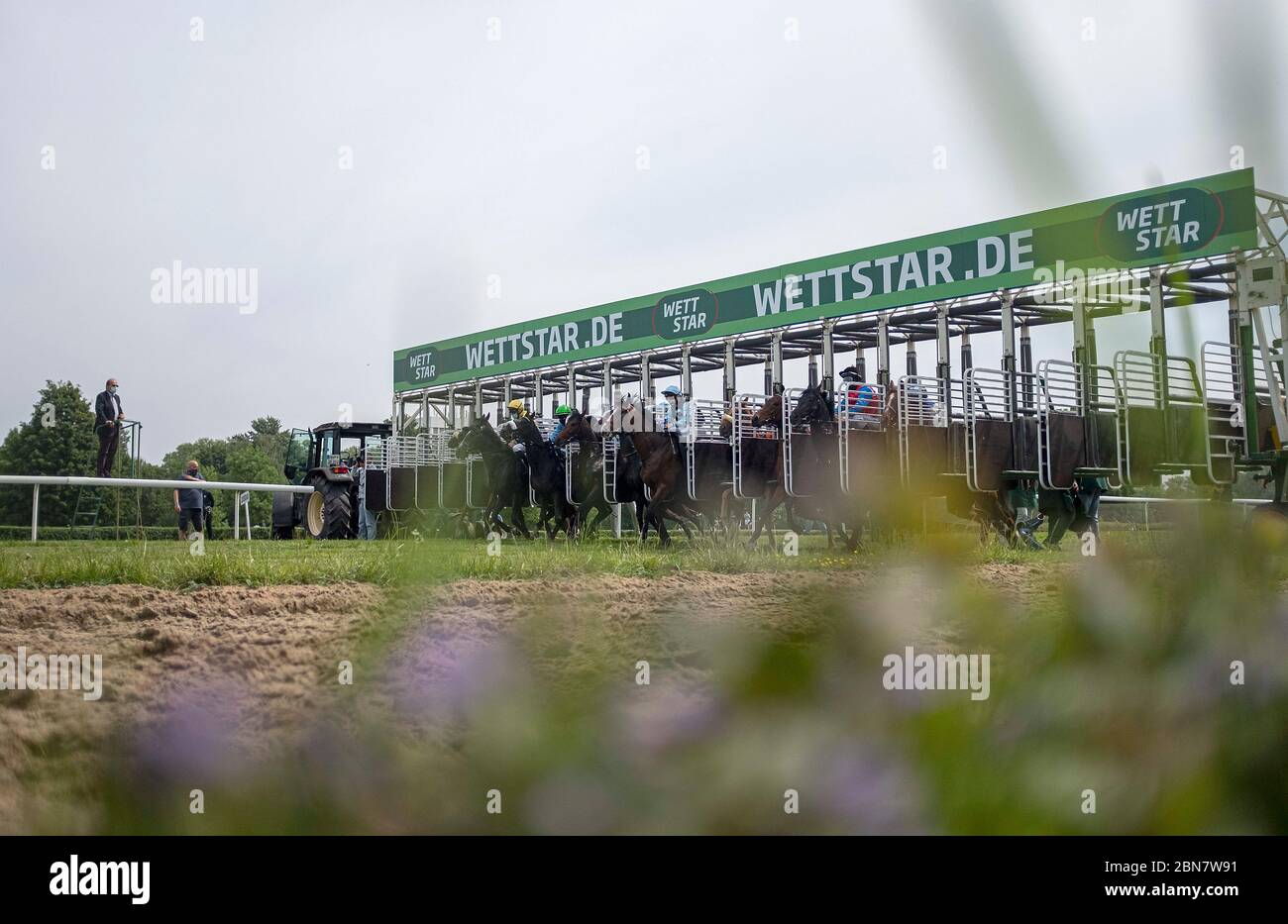 Feature, jockeys sur vos chevaux au départ, boîte de départ, machine de départ, action, course de chevaux, jour de course à l'hippodrome de Raffelberg, le 9 mai 2020 à Muelheim an der Ruhr / Allemagne. Â | utilisation dans le monde entier Banque D'Images