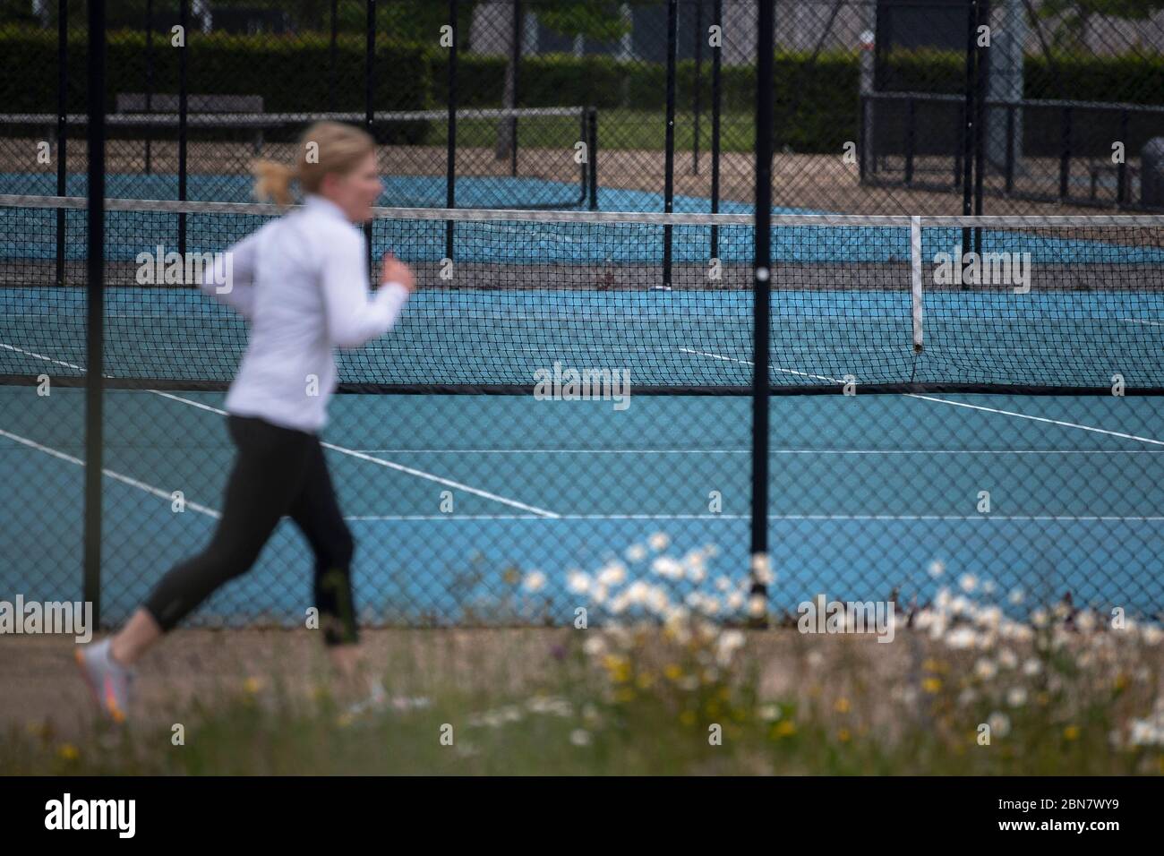 Les courts de tennis restent fermés et vides au Lee Valley Hockey and tennis Center, au parc olympique Queen Elizabeth, à l'est de Londres, le premier jour de détente pour certaines restrictions de verrouillage en Angleterre. Banque D'Images