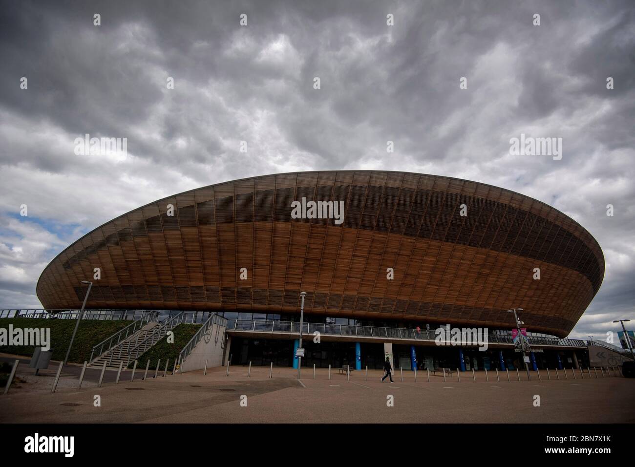 Le vélodrome du Volopark de Lee Valley reste fermé au centre de hockey et de tennis de Lee Valley, dans le parc olympique Queen Elizabeth, à l'est de Londres, le premier jour de relâchement de certaines restrictions de confinement en Angleterre. Banque D'Images