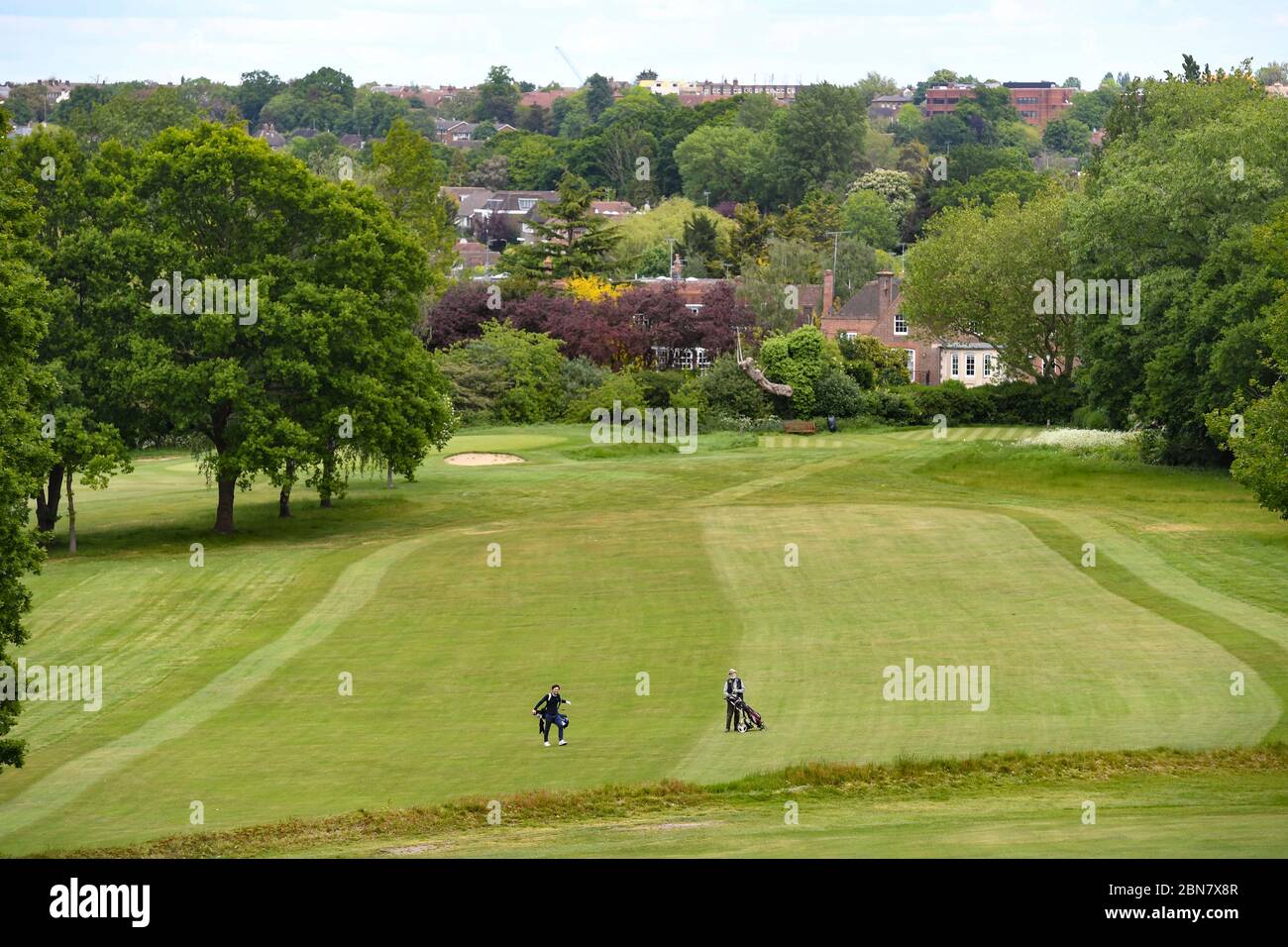 Les golfeurs ont pris des distances sur le fairway au Hampstead Golf Club dans le nord de Londres, après l'annonce des plans pour sortir le pays du confinement. Banque D'Images