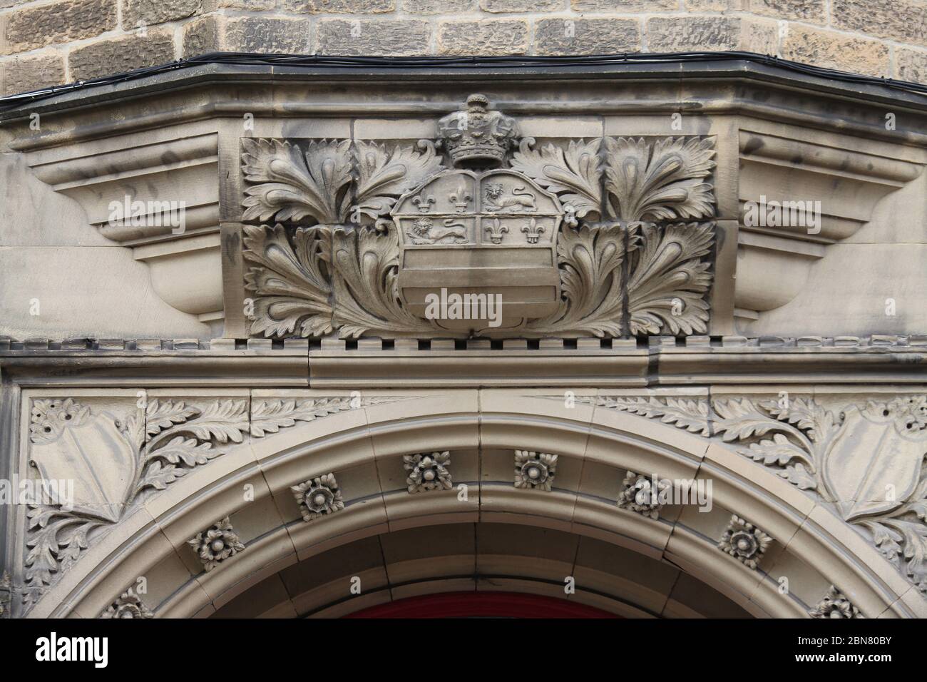 Armoiries du duc de Rutland sur l'édifice de l'hôtel de ville de Bakewell, à Derbyshiregothic Banque D'Images