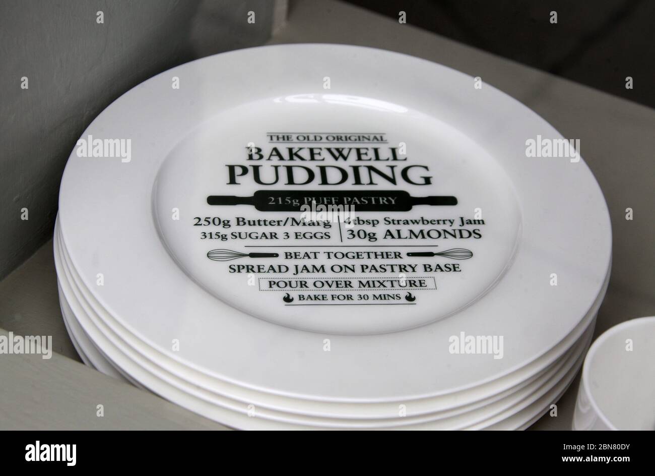 Des assiettes de recettes souvenirs à la fenêtre du célèbre Old Original Pudding Shop de Bakewell, dans le quartier de Derbyshire Peak Banque D'Images