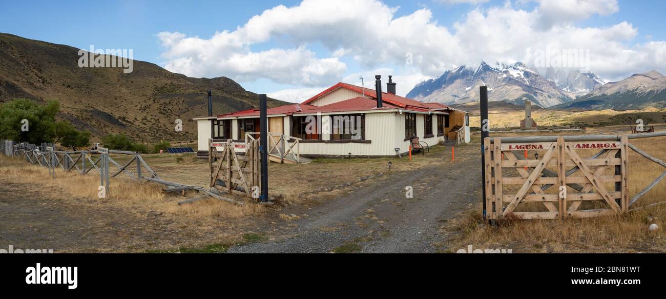 Refugio Amarga, en face de la Cordillère Paine et du Torres del Paine Banque D'Images