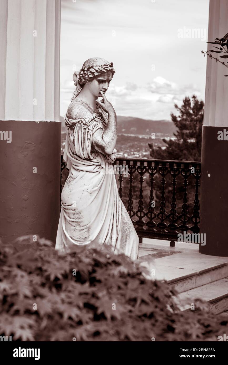 Statue dans les jardins du palais Achilleion à Corfou, Grèce. Banque D'Images