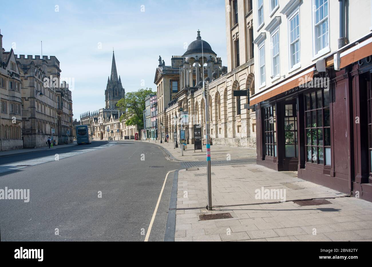 Oxford High Street, connue sous le nom de « The High » avec l'église St mary's, l'université et les collèges Queen's. Banque D'Images