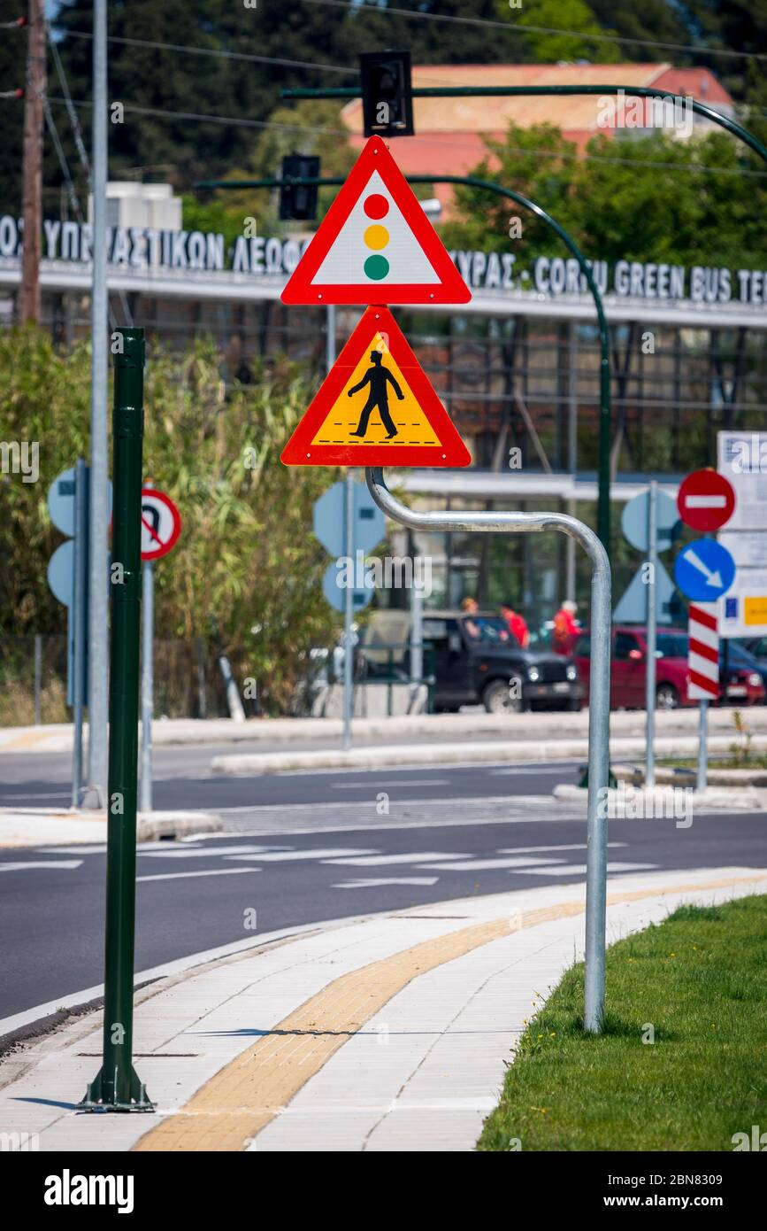 Panneau de passage piéton sur une rue à Corfou, Grèce. Banque D'Images