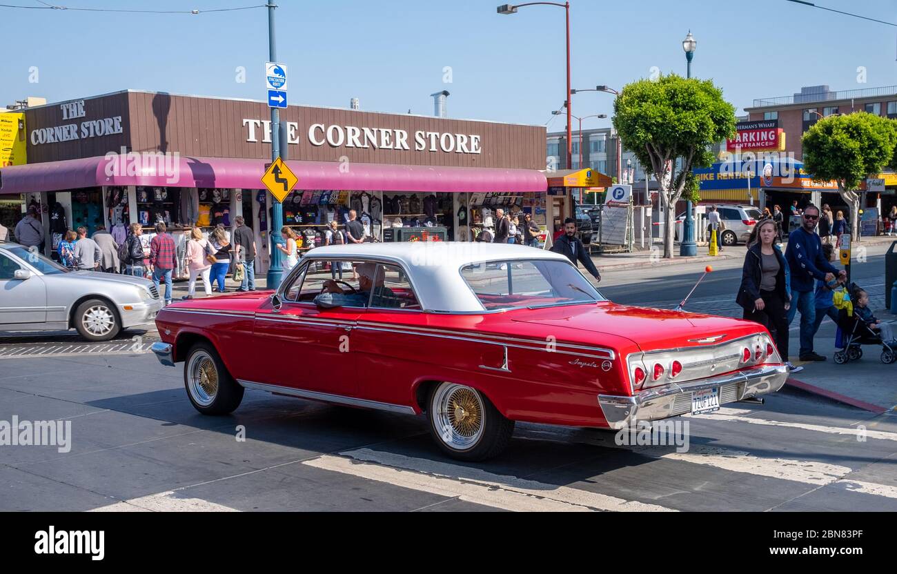 A. une Impala rouge classique de Chevrolet qui navigue sur Jefferson Street à San Francisco Banque D'Images