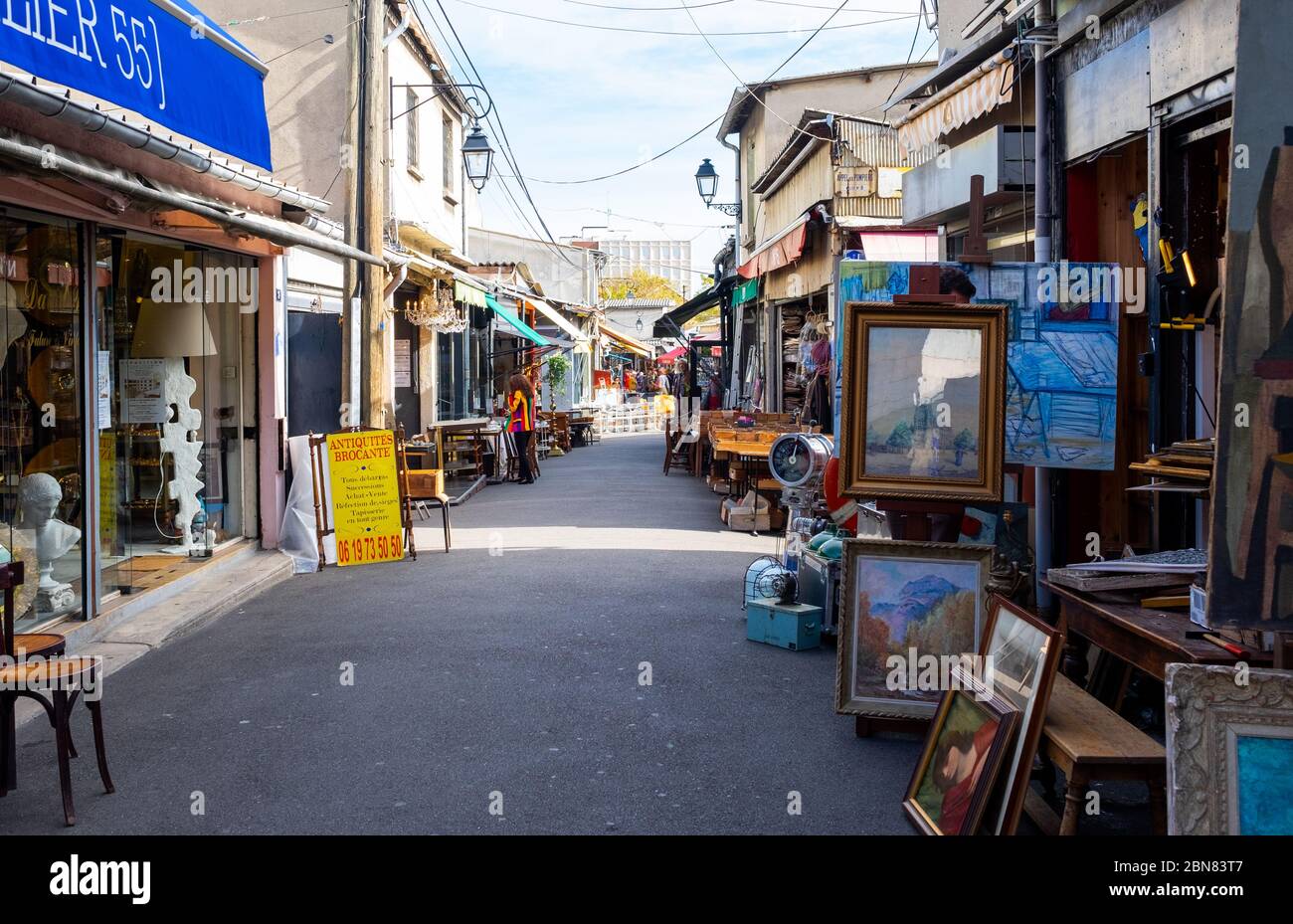 Les étals et les antiquités des Marches aux Puces à Saint-Ouen, Clignancourt à Paris, une destination touristique ferme pour trouver des bonnes affaires et marchander Banque D'Images