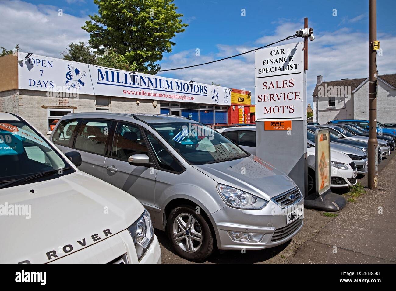 Voitures secondaires à vendre sur le parvis de Millenium Motors à Édimbourg, Écosse, Royaume-Uni. Banque D'Images