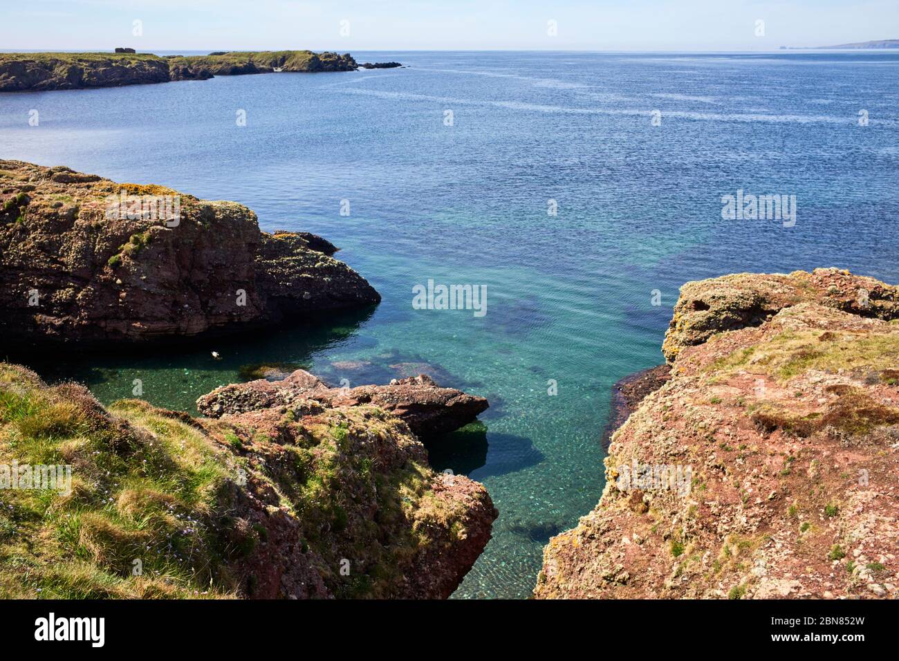 Rochers sur Langness Peninsular avec vue sur Castletown Bay Banque D'Images