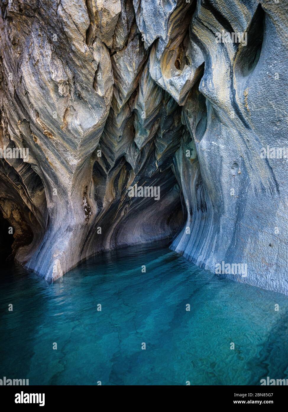 PUERTO RIO TRANQUILO, CHILI - VERS FÉVRIER 2019 : intérieur de grottes de marbre au-dessus du lac général Carrera près de Puerto Rio Tranquilo au Chili. Banque D'Images