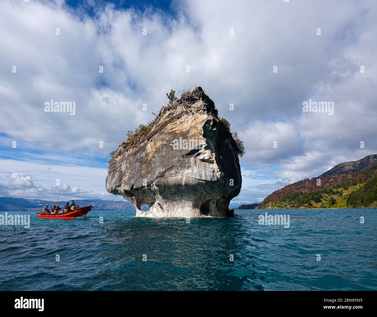 PUERTO RIO TRANQUILO, CHILI - VERS FÉVRIER 2019 : bateau avec poignets autour de la chapelle de marbre, (Capilla de Marmol) au-dessus du lac général Carrera près de Banque D'Images