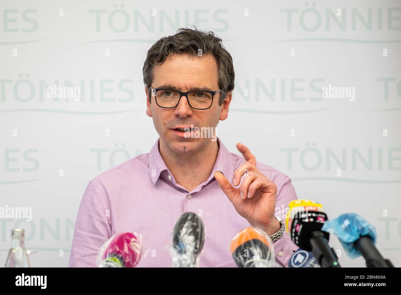 13 mai 2020, Rhénanie-du-Nord-Westphalie, Rheda-Wiedenbrück: Gereon Schulze Althoff, responsable de la gestion de la qualité et des affaires vétérinaires chez Tönnies, parle lors d'une conférence de presse les échantillons évalués jusqu'à présent après des tests de dépistage des infections à corona dans le plus grand transformateur de viande d'Allemagne Tönnies. L'État de Rhénanie-du-Nord-Westphalie avait ordonné, après une accumulation de personnes infectées par la couronne, que tous les employés des abattoirs de l'État soient testés. Photo: David Inderlied/dpa Banque D'Images