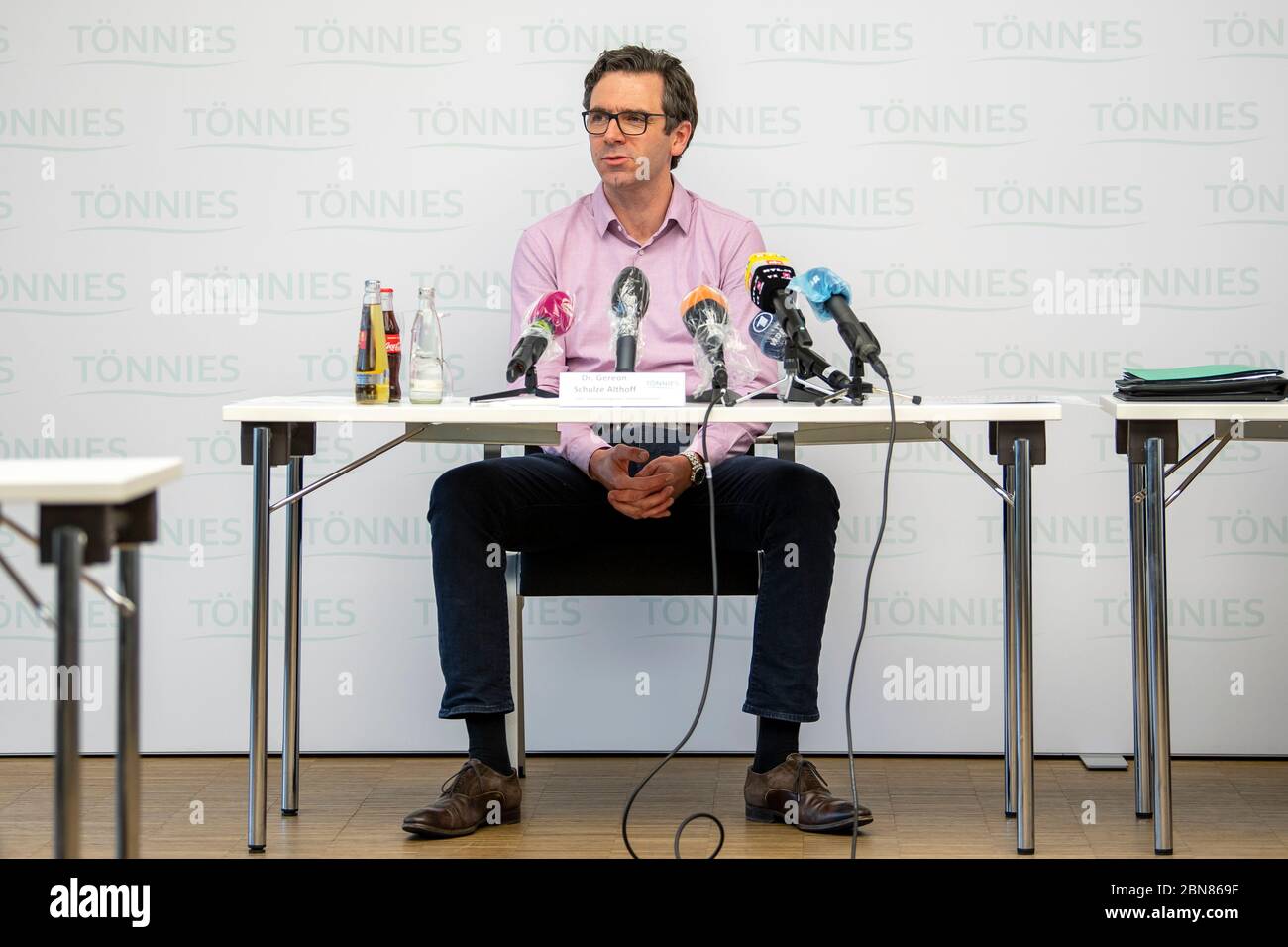 13 mai 2020, Rhénanie-du-Nord-Westphalie, Rheda-Wiedenbrück: Gereon Schulze Althoff, responsable de la gestion de la qualité et des affaires vétérinaires à Tönnies, prend la parole lors d'une conférence de presse. Le sujet était les échantillons évalués jusqu'à présent après des tests pour les infections de corona dans le plus grand transformateur de viande d'Allemagne Tönnies. L'État de Rhénanie-du-Nord-Westphalie avait ordonné, après une accumulation de personnes infectées par la couronne, que tous les employés des abattoirs de l'État soient testés. Photo: David Inderlied/dpa Banque D'Images