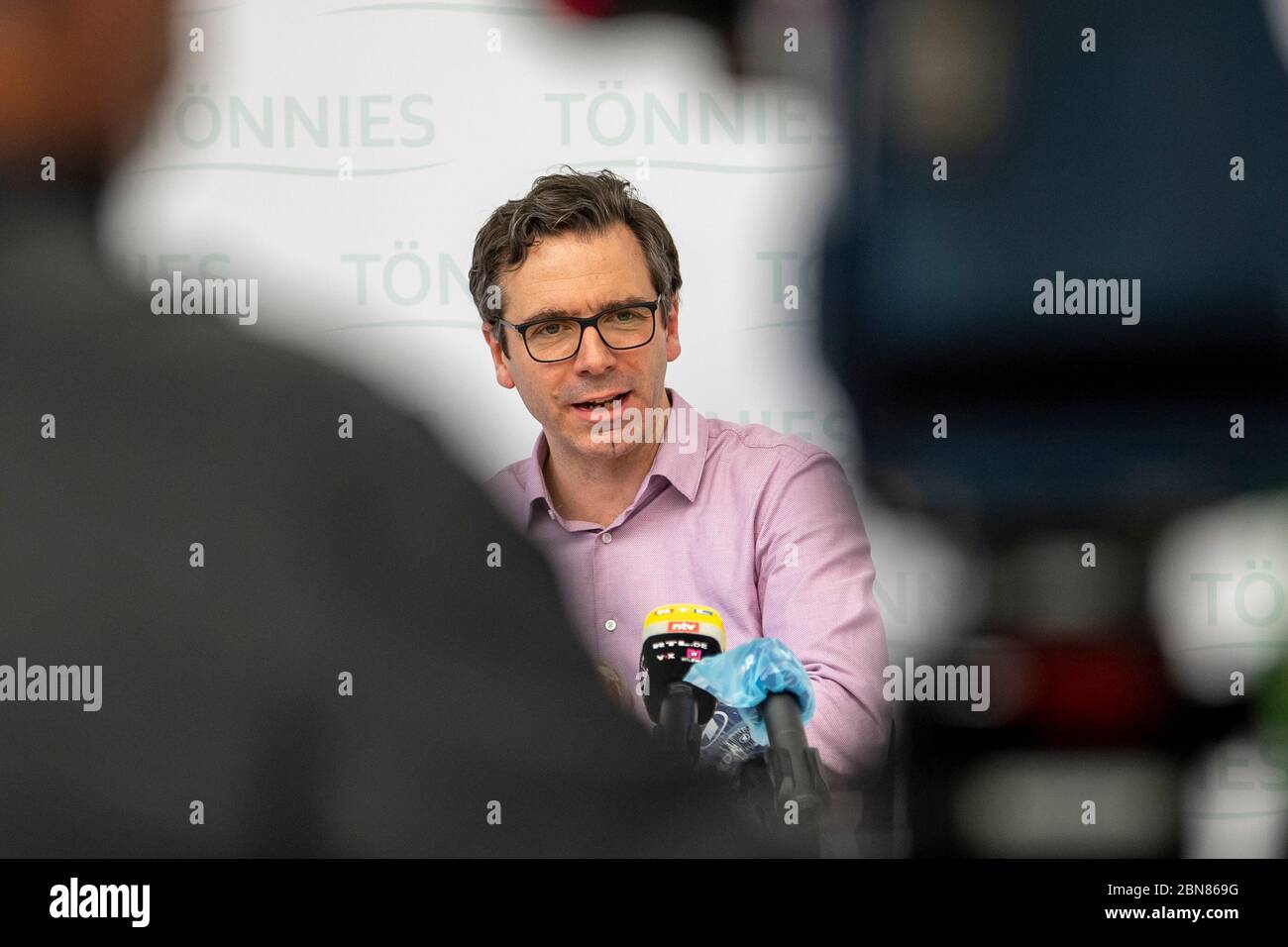 13 mai 2020, Rhénanie-du-Nord-Westphalie, Rheda-Wiedenbrück: Gereon Schulze Althoff, responsable de la gestion de la qualité et des affaires vétérinaires à Tönnies, prend la parole lors d'une conférence de presse. Le sujet était les échantillons évalués jusqu'à présent après des tests pour les infections de corona dans le plus grand transformateur de viande d'Allemagne Tönnies. L'État de Rhénanie-du-Nord-Westphalie avait ordonné, après une accumulation de personnes infectées par la couronne, que tous les employés des abattoirs de l'État soient testés. Photo: David Inderlied/dpa Banque D'Images