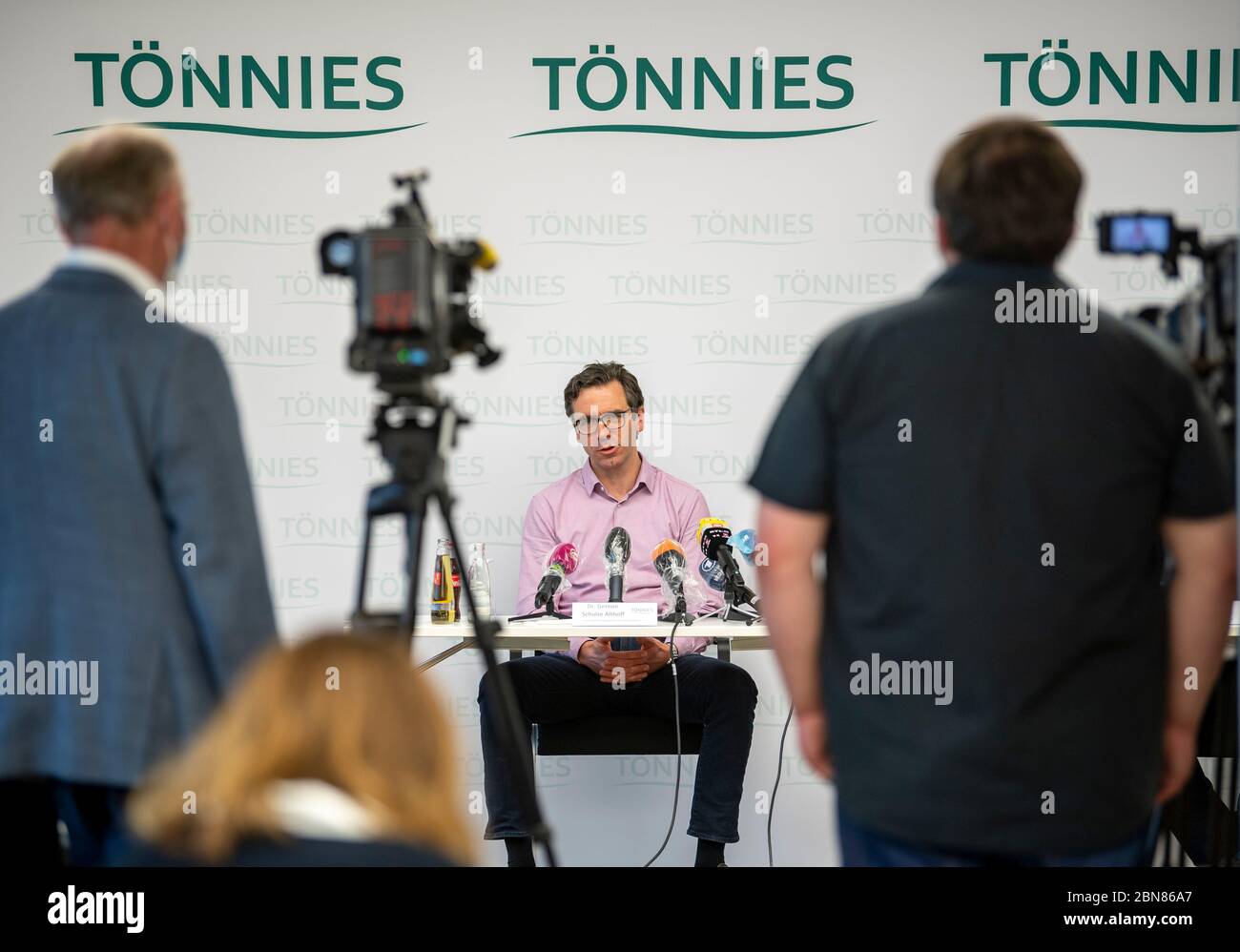 13 mai 2020, Rhénanie-du-Nord-Westphalie, Rheda-Wiedenbrück: Gereon Schulze Althoff, responsable de la gestion de la qualité et des affaires vétérinaires à Tönnies, prend la parole lors d'une conférence de presse. Le sujet était les échantillons évalués jusqu'à présent après des tests pour les infections de corona dans le plus grand transformateur de viande d'Allemagne Tönnies. L'État de Rhénanie-du-Nord-Westphalie avait ordonné, après une accumulation de personnes infectées par la couronne, que tous les employés des abattoirs de l'État soient testés. Photo: David Inderlied/dpa Banque D'Images