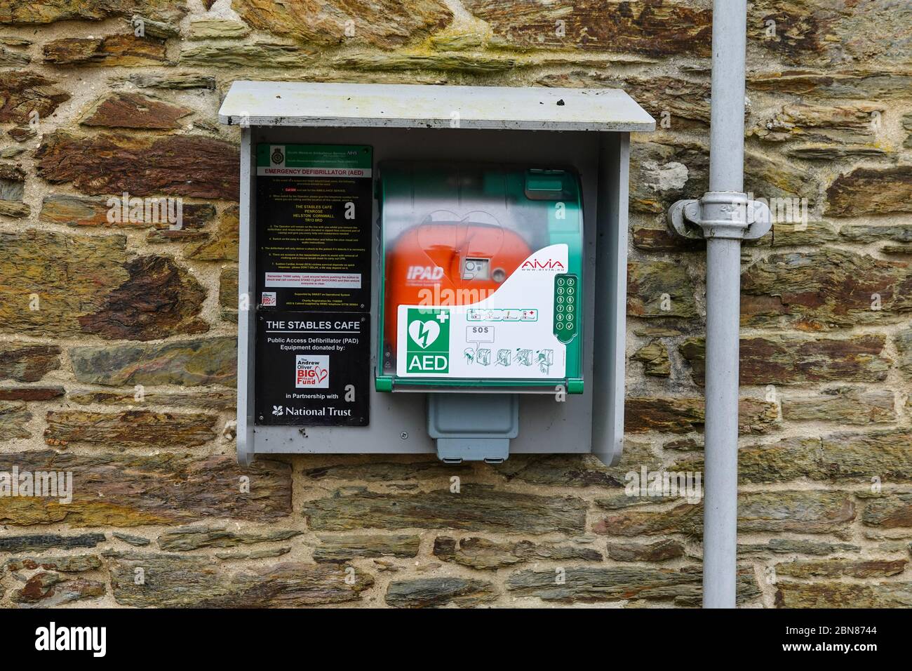 Défibrillateur urgence sauver des vies dans un lieu public au café stables sur le domaine Penrose, Cornwall, Angleterre Banque D'Images