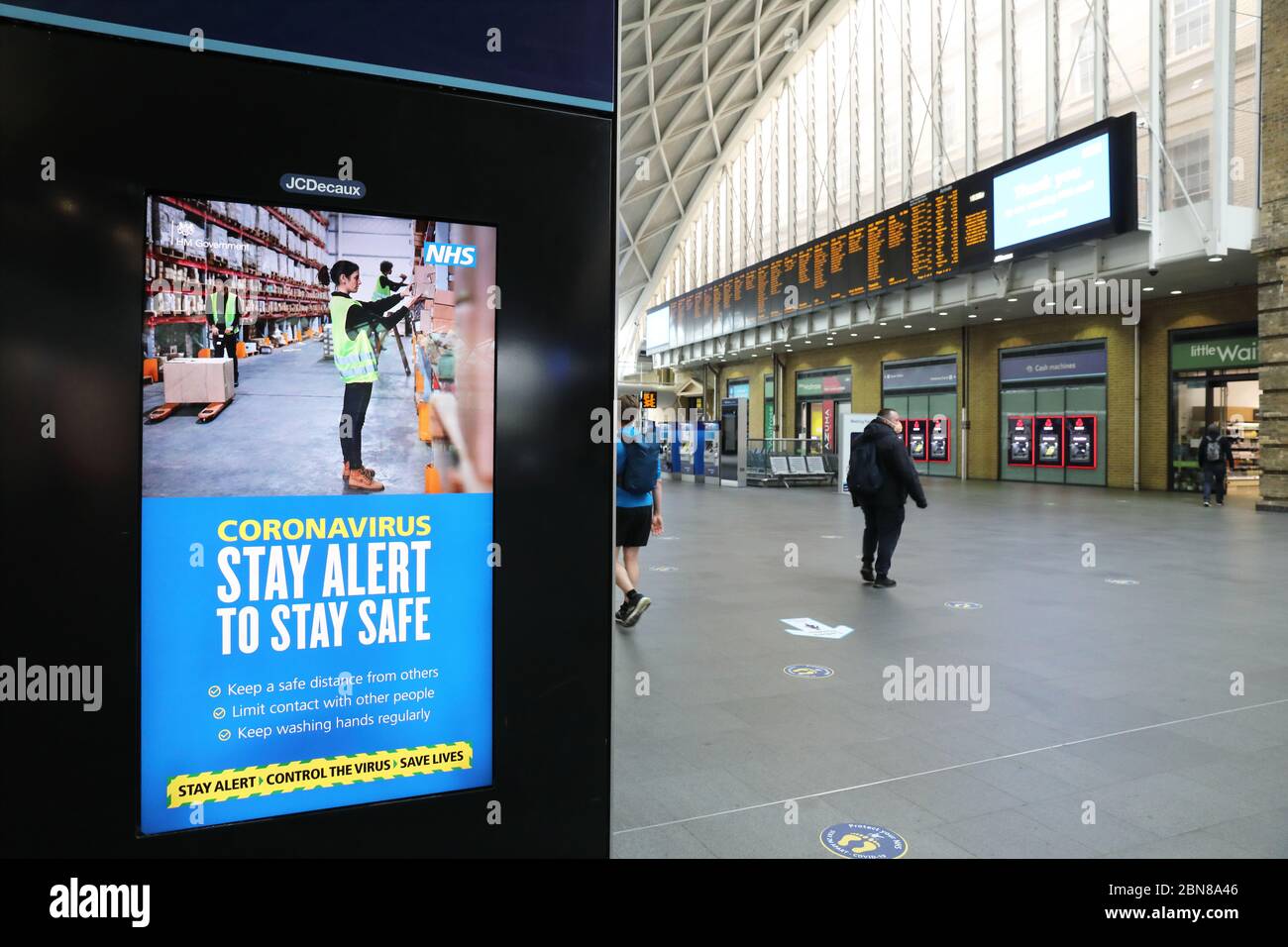 Londres, Royaume-Uni. 13 mai 2020. Le nouveau message et la nouvelle signalisation du coronavirus du gouvernement, avec Stay Alert remplaçant Stay Home, à la gare de Kings Cross, à Londres, en Angleterre, le 13 mai 2020. Monica Wells/Alay Live News Banque D'Images
