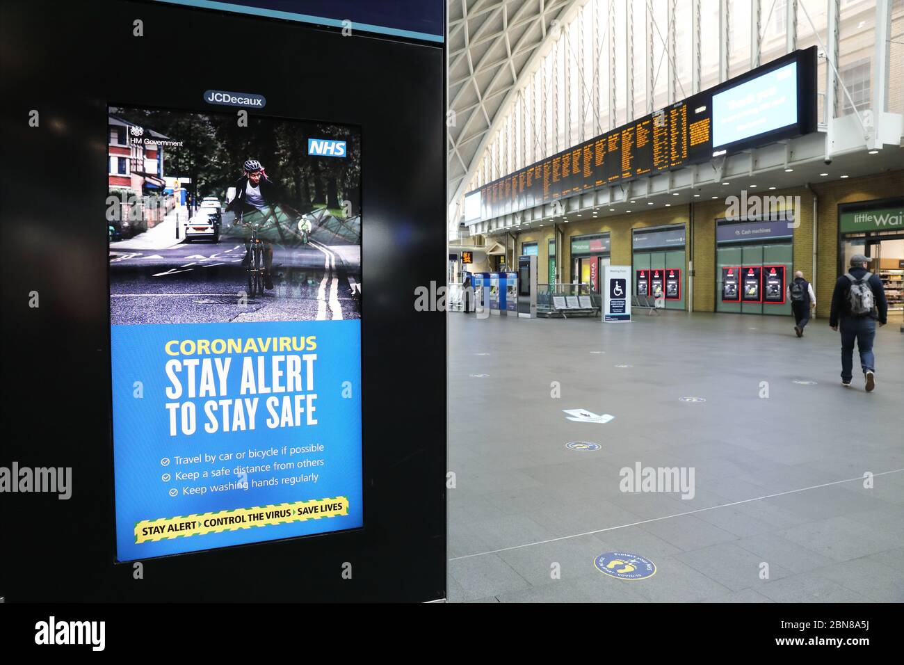 Londres, Royaume-Uni. 13 mai 2020. Le nouveau message et la nouvelle signalisation du coronavirus du gouvernement, avec Stay Alert remplaçant Stay Home, à la gare de Kings Cross, à Londres, en Angleterre, le 13 mai 2020. Monica Wells/Alay Live News Banque D'Images