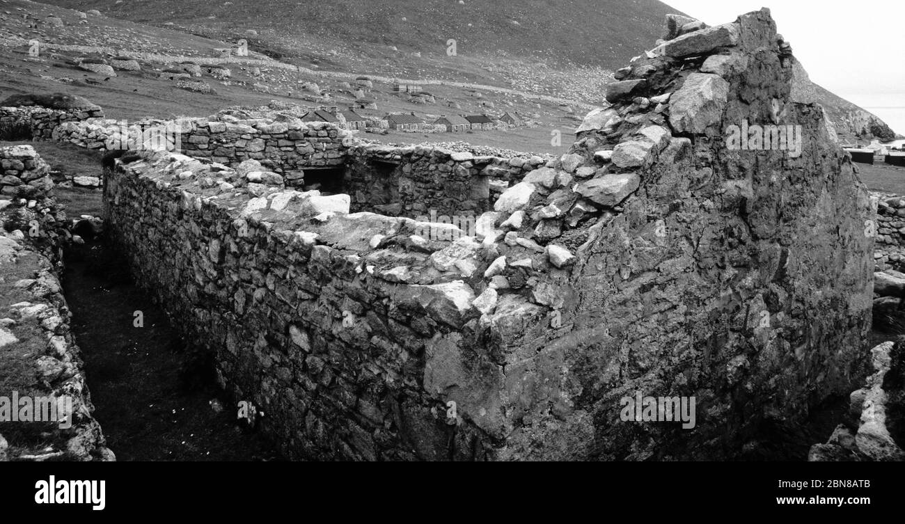 Ruines des maisons et des refuges des derniers résidents sur l'île de hirta, St Kilda, Hebrides extérieures, Écosse. Patrimoine mondial de l'UNESCO. Banque D'Images