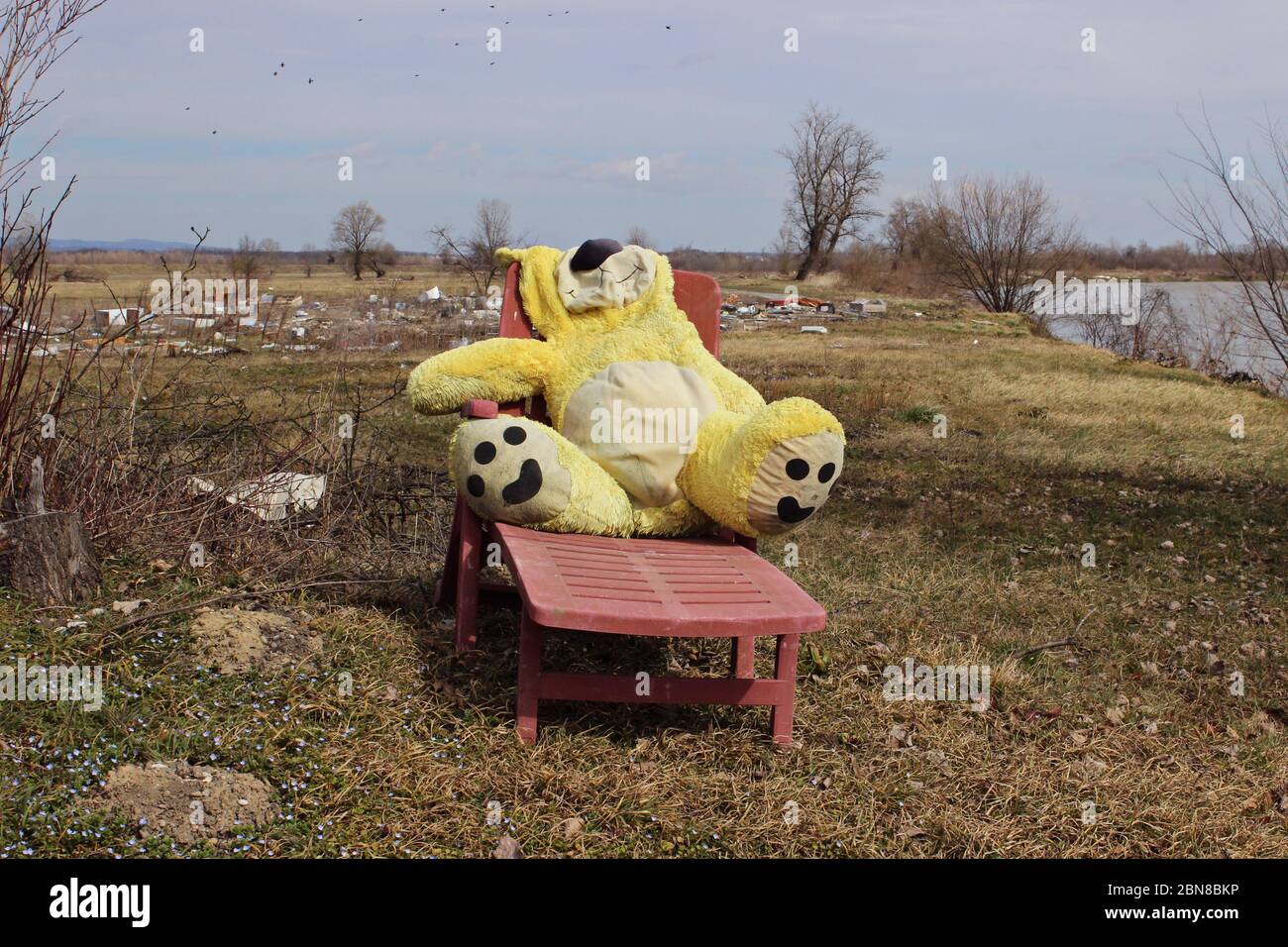 Ours en peluche jaune dans un environnement rempli de déchets post-apocalyptiques Banque D'Images