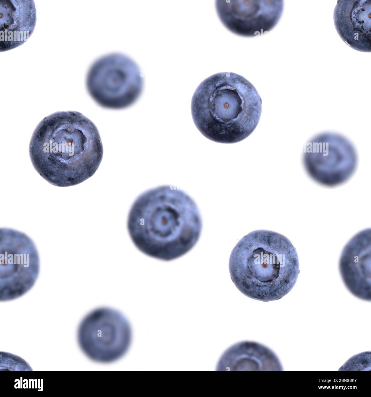 Motif bleuet sans couture. Baies tombant ou volantes isolées sur blanc. Fruits frais motif été. Concept de cuisine créative. Macro, gros plan Banque D'Images