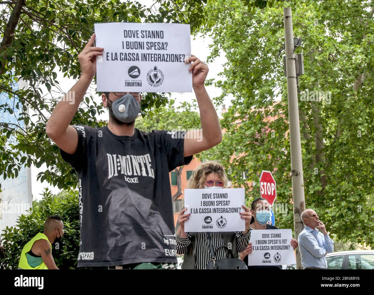 Rome, Italie. 13 mai 2020. Manifestation organisée aujourd'hui à Rome par le réseau populaire Tiburtina et le Comité populaire San Basilio pour protester contre la non-réception de l'aide économique annoncée par le gouvernement et la municipalité pendant la période d'urgence causée par le coronavirus. 'Où sont les bons d'achat ? Et les licenciements ? » Le « revenu de base universel » a été écrit sur les écriteaux détenus par les manifestants. (Photo de Patrizia Corteltessa/Pacific Press/Sipa USA) crédit: SIPA USA/Alay Live News Banque D'Images