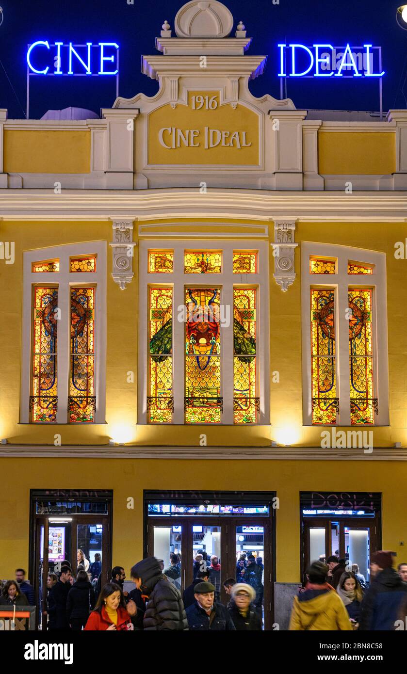 Le Yelmo Cine est l'idéal, l'un des plus anciens cinémas de Madrid vers 1916. Avec des fenêtres en verre de coloration attribuées à l'usine la Casa Maumejean, Calle del Doctor Banque D'Images
