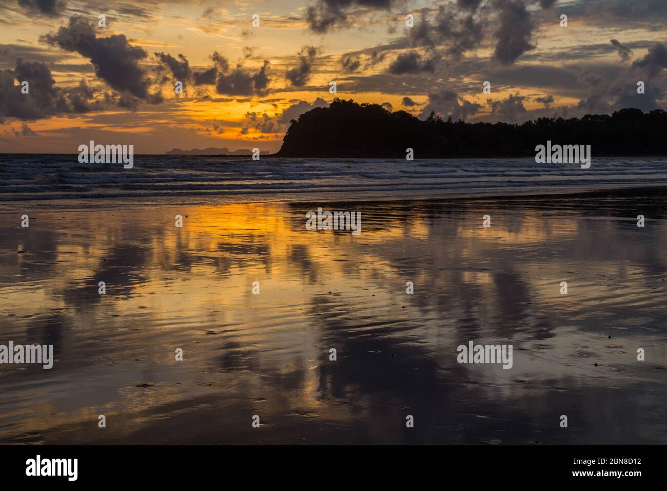 Coucher de soleil stupéfiant sur la plage intacte de la péninsule de Dawei, Myanmar Banque D'Images