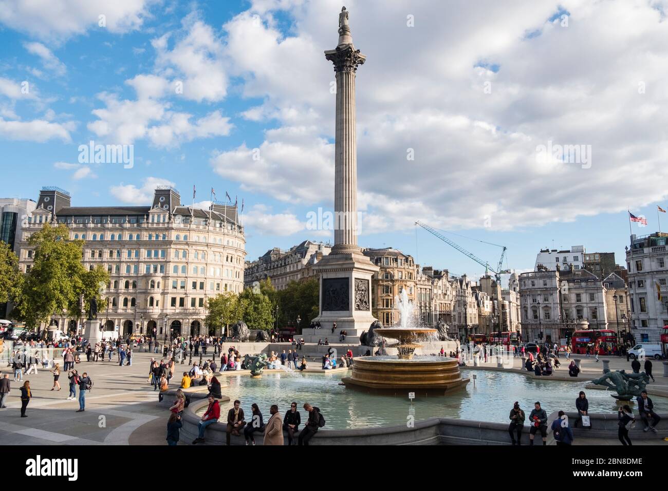 Vue vers la colonne Nelson à Trafalgar Square, un jour d'été ensoleillé, Londres, Royaume-Uni Banque D'Images