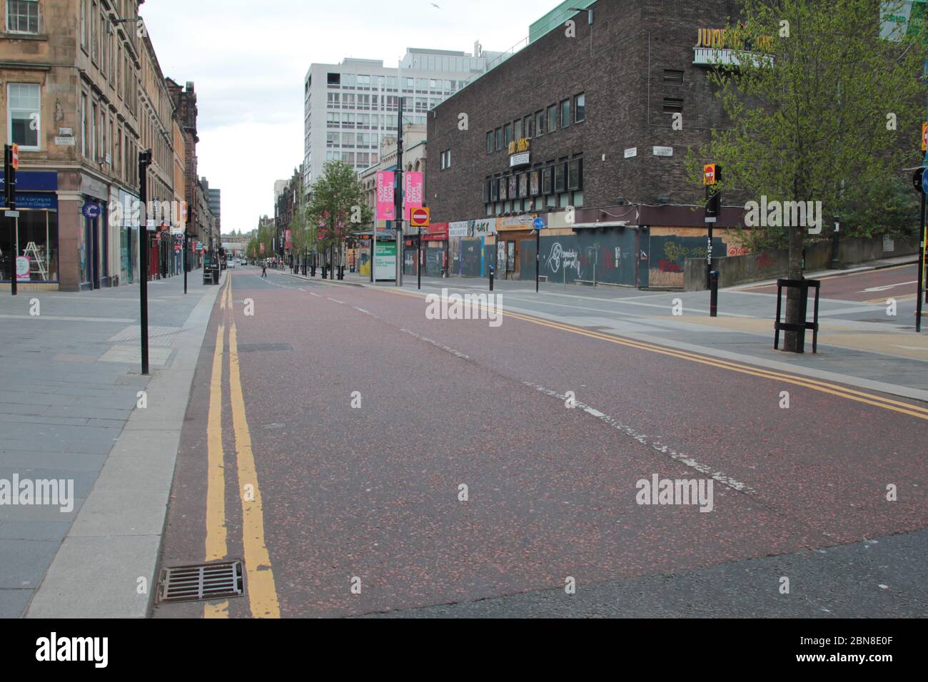 En regardant la rue Sauchiehall à Glasgow, qui est déserte et vide, pendant la pandémie de Covid-19 et de coronavirus et il n'y a pas de personnes ou de circulation car tout le pays est dans un isolement et de rester à la maison pour combattre ce virus qui balaie la Grande-Bretagne. Mai 2020. ALAN WYLIE/ALAY© Banque D'Images