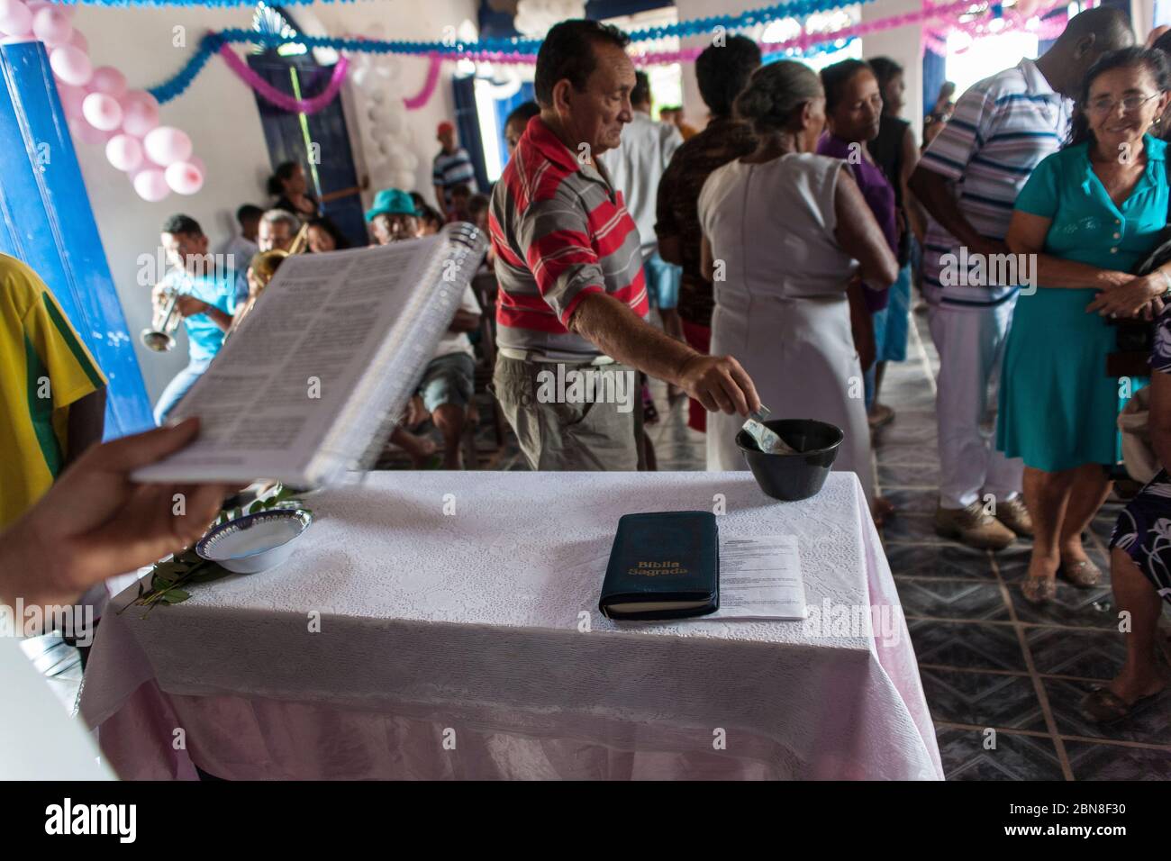 Croyant paie la dîme, la célébration religieuse, la messe catholique dans la campagne Brésil, Santa Teresa d’Ávila célébration. Itamatiua Quilombo, Alcântara, Maranhão, Brésil. Banque D'Images